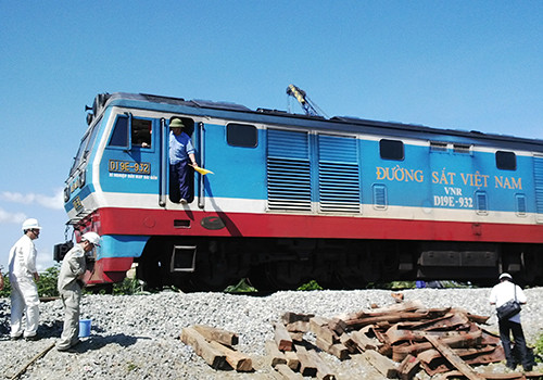 Ngành đường sắt đang tiến hành nhiều biện pháp đảm bảo an toàn. Ảnh: Đ.Loan.