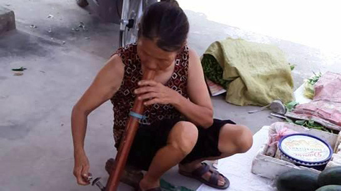 Dạo quanh chợ Bùi không khó để phát hiện ra hình ảnh những bà bán hàng ngồi hút thuốc lào.