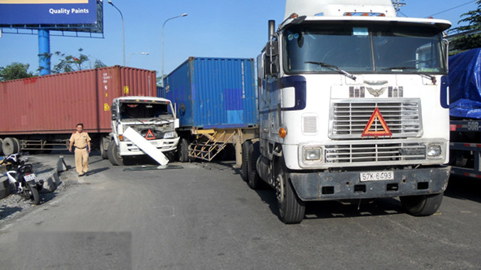 Vụ va chạm xảy ra vào lúc 6h30 hôm nay (14/5) trên đoạn đường dẫn cầu vượt Sóng Thần xuống đại lộ Độc Lập (thuộc P.Bình Chiểu, Q.Thủ Đức, TP.HCM.