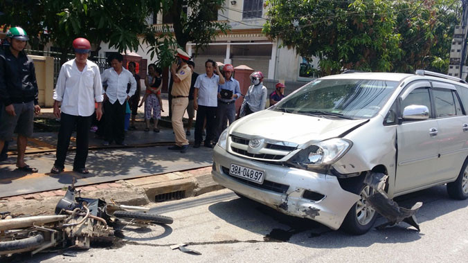 Chiếc xe ô tô kéo lê chiếc xe máy gần 3km.