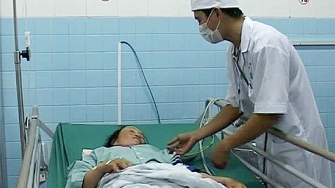 Hai nông dân ở Quảng Trị bị rắn lục đuôi đỏ cắn khi đang gặt lúa. Ảnh: Hoàng Táo.