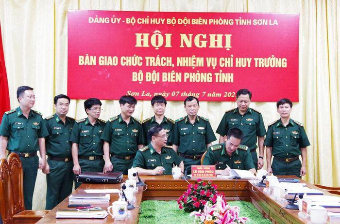 Bàn giao chức trách, nhiệm vụ Chỉ huy trưởng Bộ đội Biên phòng tỉnh Sơn La. Ảnh: QĐND