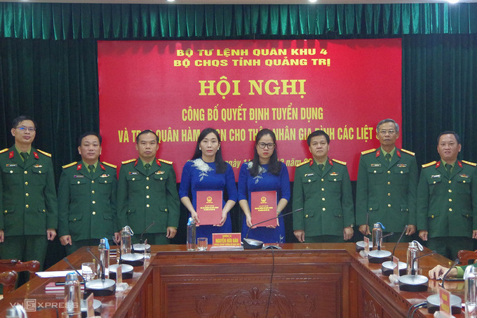 Vợ của 2 liệt sĩ Đoàn 337 được tuyển dụng vào quân đội. Ảnh: T.Th