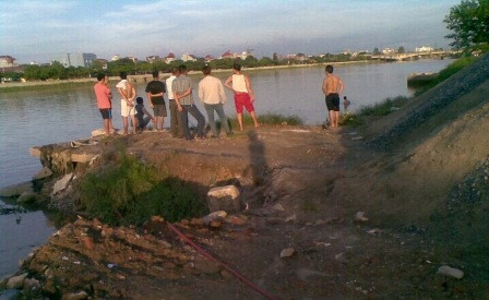 Hiện trường khúc sông nơi xảy ra vụ 2 đứa trẻ đuối nước. 