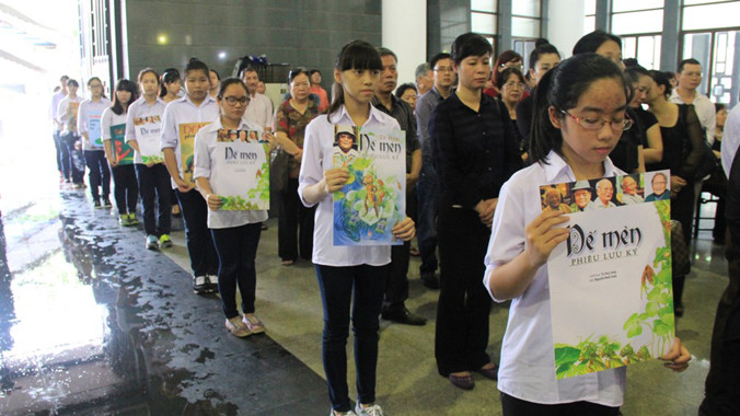 Hình ảnh trong buổi chia tay nhà văn của người lớn và trẻ em sáng 17/7