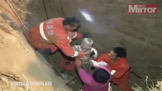 Giải cứu bé trai 18 tháng tuổi dưới hố sâu 6m