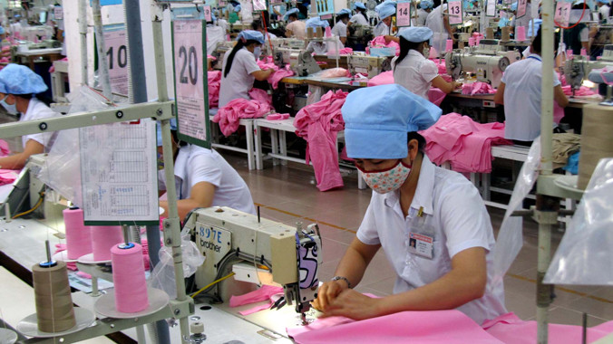 Đa phần sản phẩm dệt may có nguồn nguyên liệu từ Trung Quốc. Ảnh: Nam Cường