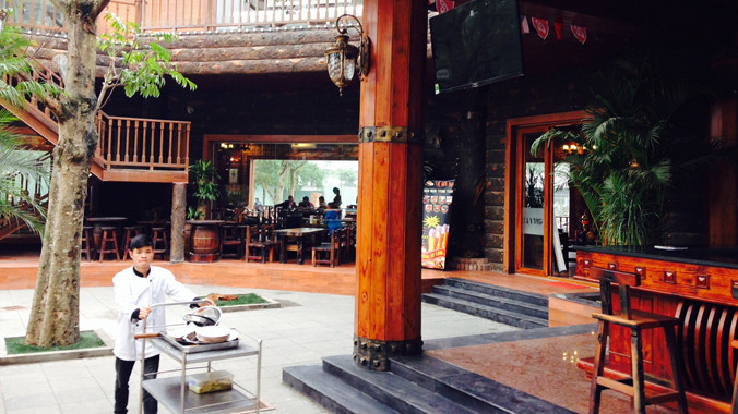 Khu đất bãi đỗ xe, cây xanh biến thành quán bia tại đô thị Đông Nam đường Trần Duy Hưng. Ảnh: Hà Anh