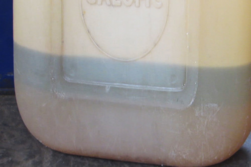 Bồn xăng chứa khoảng 150 lít nước, gây ra sự cố làm chết máy xe. Ảnh: H.Th.