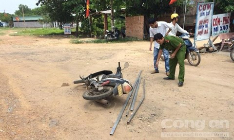 Cơ quan chức năng đang khám nghiệm hiện trường. Ảnh: Lê Huân.