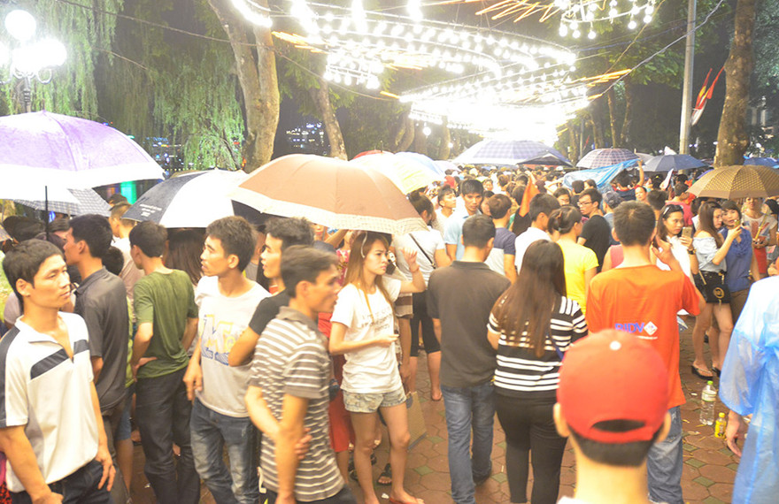 [VIDEO] Đội mưa xem pháo hoa mừng Quốc khánh