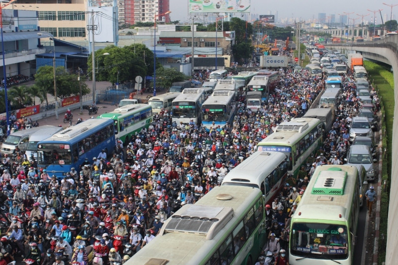 Kẹt xe kinh hoàng trên xa lộ Hà Nội.