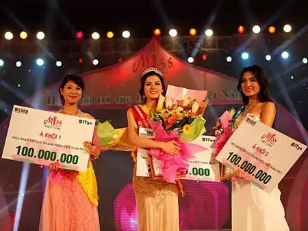 Phút đăng quang của Hoa khôi trí tuệ thanh niên Việt Nam 2013.