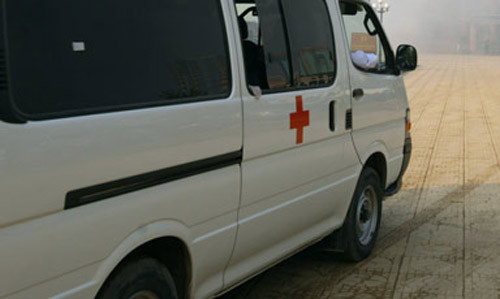 Ngay lập tức, ông T. được các đồng nghiệp đưa đi cấp cứu tại bệnh viện huyện, nhưng bác sĩ xác định ông đã tử vong trước đó.