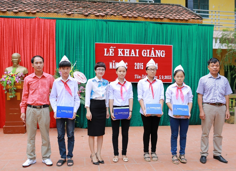 Tặng 2 vạn cuốn vở cho các trường THCS dịp khai giảng