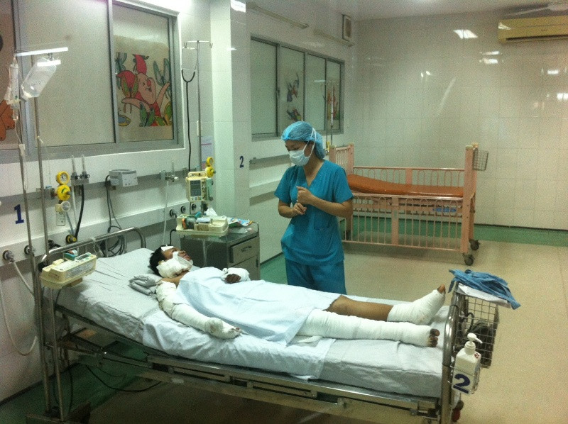 Bé L. được theo dõi hồi sức cấp cứu tại khoa bỏng tạo hình Bệnh viện Nhi đồng 1. Ảnh: Quốc Ngọc.