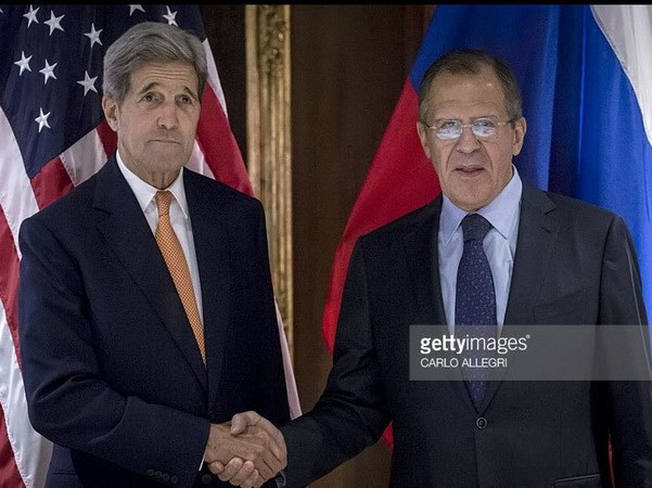 Ngoại trưởng Nga Sergei Lavrov và người đồng cấp Mỹ John Kerry trong cuộc gặp hồi tháng 10/2015, tại Vienna. (Nguồn: Getty Images)