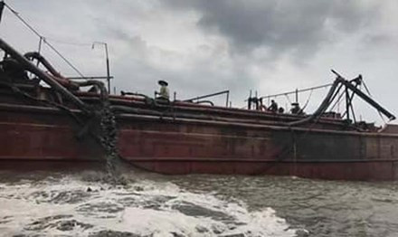 Tàu hút bùn xả thải tại vùng biển gần bờ giáp ranh hai tỉnh Nghệ An, Thanh Hóa trong những ngày gần đây.