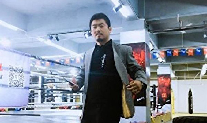 Từ Hiểu Đông không còn vẻ ngang tàng như mọi khi.