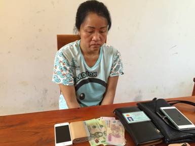 Đối tượng Loan và tang vật. Ảnh: Nguyệt My.