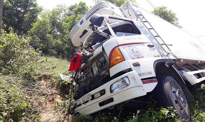 Phần đầu chiếc xe tải gây tai nạn bị biến dạng sau cú tông mạnh. Ảnh: Công an Hải Lăng cung cấp.