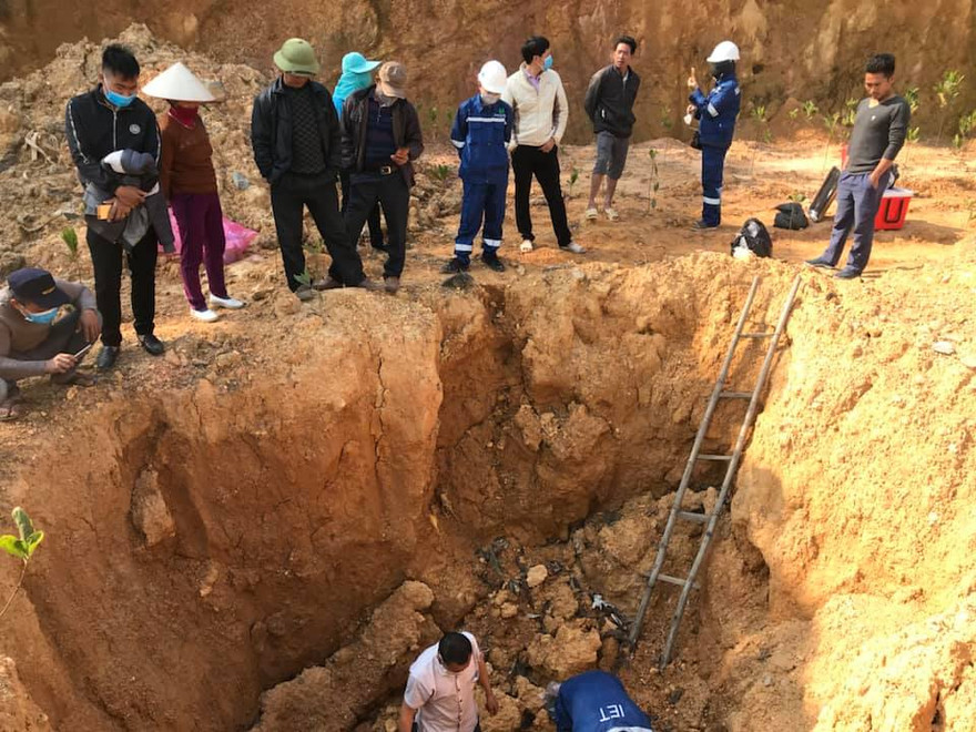 Phòng Tài nguyên & Môi trường huyện Sóc Sơn xuống hiện trường lấy mẫu xét nghiệm theo yêu cầu của cơ quan công an.