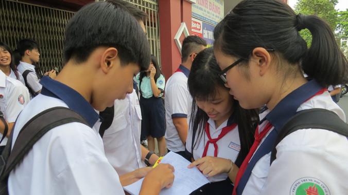 Học sinh dự thi lớp 10 tại hội đồng thi trường THCS Colette, quận 3, TPHCM.