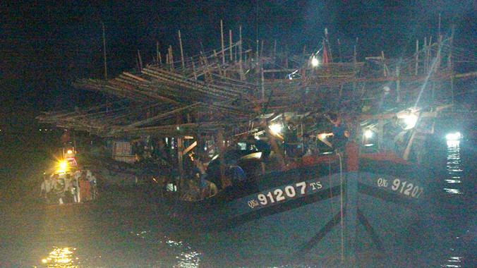 Tàu cá QNa 91207 TS được đưa về cảng Nha Trang.