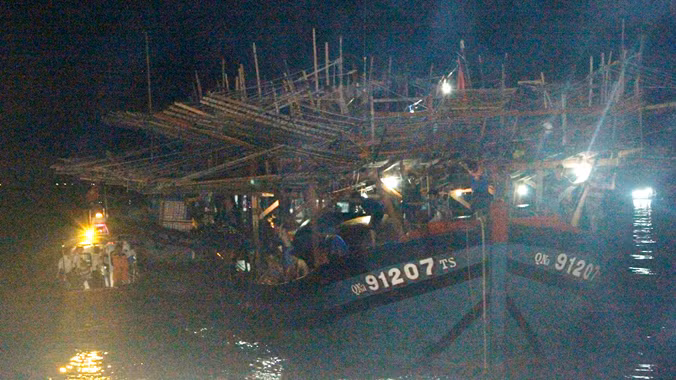 Tàu cá QNa 91207 TS được đưa về cảng Nha Trang.