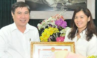 Ông Nguyễn Thành Phong trao Bằng khen cho Nhà báo Hàn Ni