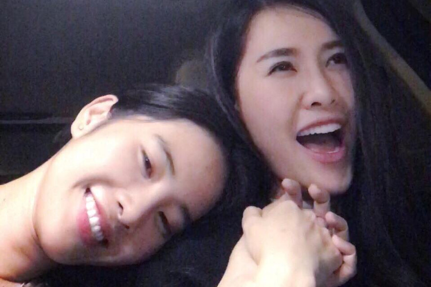 Quế Vân và Nam Em có mối quan hệ thân thiết. Điều đặc biệt, cả hai đều vướng vào ồn ào tình ái liên quan tới danh hài Trường Giang.