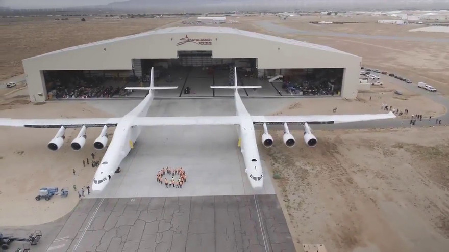Máy bay Stratolaunch có sải cánh dài 117 m