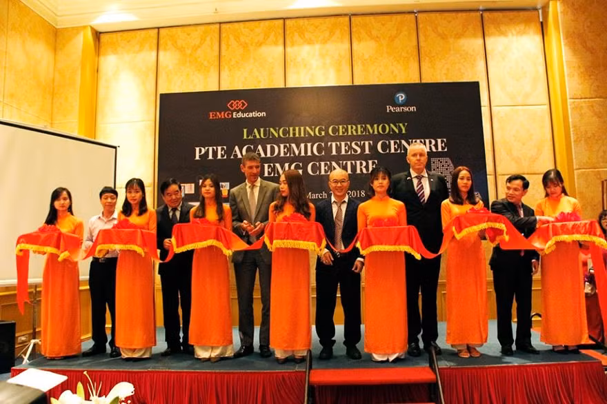 Đại sứ Anh,Chủ tịch tập đoàn Pearson và EMG Education, đại diện Bộ GD-ĐT cắt băng khánh thành trung tâm.