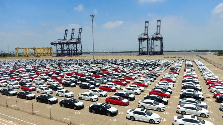 Một lô ôtô nhập từ ASEAN đã cập cảng ở Việt Nam - Ảnh: Zing.