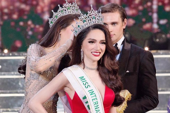 Khoảnh khắc Hương Giang đăng quang Hoa hậu Chuyển giới Quốc tế 2018.