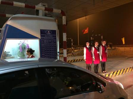 Lái xe bất ngờ vì được lì xì trên cao tốc dài nhất Việt Nam