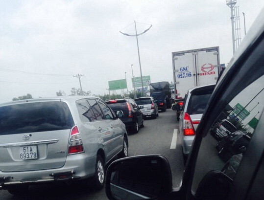 Xe còn cách trạm thu phí hàng cây số đã kẹt cứng