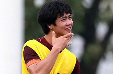 Công Phượng vuốt râu, cười hớn hở trên sân tập