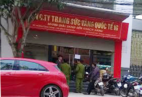 Công ty vàng trang sức quốc tế IG có địa chỉ tại số 98 phố Đinh Công Tráng, phường Ba Đình, Tp Thanh Hóa đang bị khám xét. Ảnh: Hoàng Lam