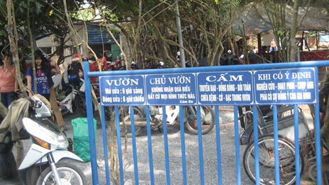 Cảnh ngồi nằm la liệt trong 'khu vườn kỳ lạ' ngày mồng 1 Tết