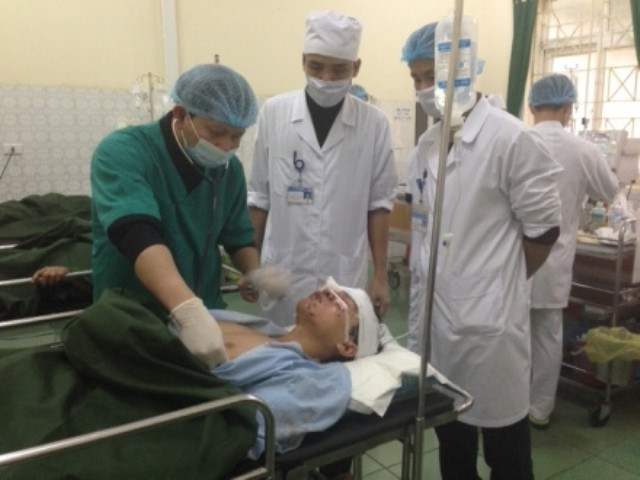 Các nạn nhân được cấp cứu tại Bệnh viện đa khoa khu vực Ngọc Lặc