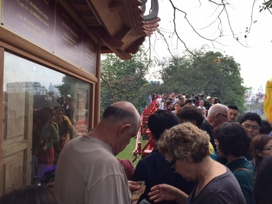 Giá trông xe “cắt cổ”, đền Ngọc Sơn vẫn “chật như nêm”