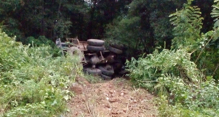 Một chiếc xe chở luồng bị lật trên địa bàn huyện Quan Hóa hồi năm 2014. 