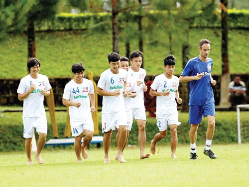  Cầu thủ Hoàng Anh Gia Lai sẽ có thể lực sung mãn để chinh chiến tại V-League 2015 - Ảnh: Minh Trần