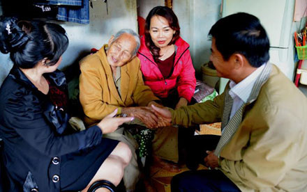 Cụ Mùi nắm tay thượng tá Tấn cảm ơn mãi