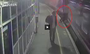 Thanh niên say rượu suýt chết vì té xuống đường ray