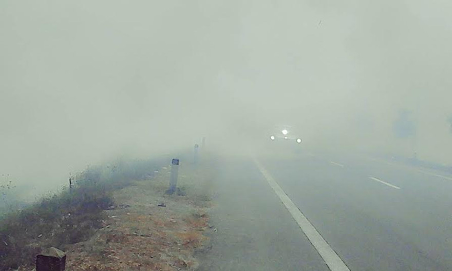 Khói bao phủ trên đường