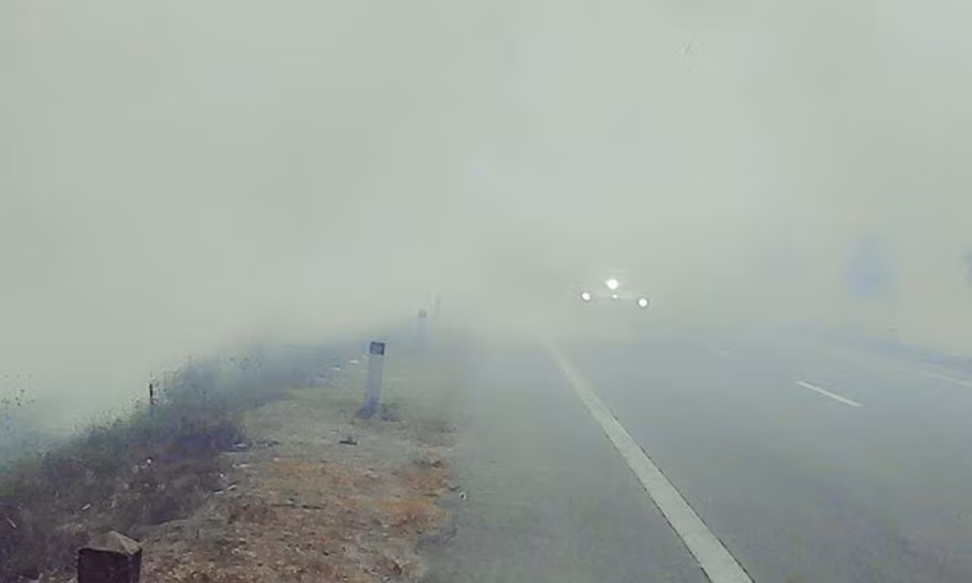 Khói bao phủ trên đường