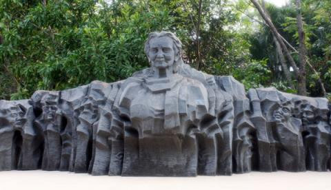 Những gì được trưng bày trong lòng Tượng đài Mẹ VN anh hùng?