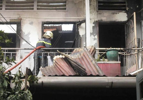 Lính cứu hỏa chữa cháy